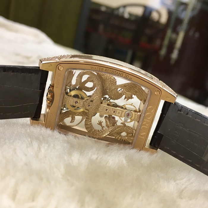 CORUM 昆仑 CORUM BRIDGE 昆仑桥系列，B113/02615。31x51毫米表径，18K玫瑰金表壳。全镂空酒桶型面盘，手动上弦机械机芯，动力储备40小时。 单表无附件。