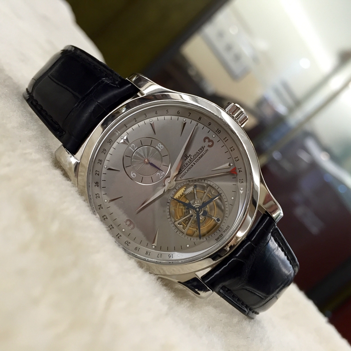 Jaeger-LeCoultre 积家，41.5毫米表径，PT950铂金表壳，银白色面盘，6点位置陀飞轮装置，自动上弦机械机芯。 单表无附件。