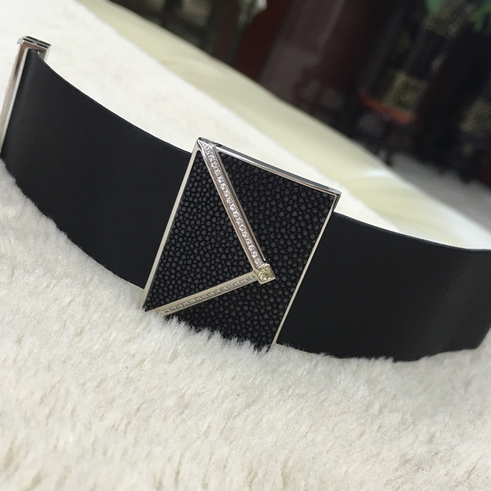 PIAGET 伯爵 LIMELIGHT 情书神秘腕表，隐藏式腕表G0A32101。38x28毫米表径，18K白金表壳，镶衬一颗公主式切割美钻（约0.2克拉）和36颗圆形美钻（约0.3克拉），表盘搭配时标，镶衬12颗圆形美钻（约0.03克拉）。搭载伯爵56P石英机芯。 未使用品全套附件齐全。