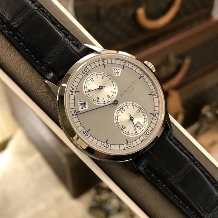 PATEK PHILIPPE 百达翡丽 复杂功能时计系列，5235G-001。40.5毫米表径，18K白金表壳，双色调银色表盘，经垂直缎纹磨砂处理，搭配蓝色转印刻度。中心大分针，年历、视窗式星期、日期和月份显示功能，31-260 REG QA自动上弦机械机芯，动力储备44小时。专柜定价：375800元。 单表附保卡。