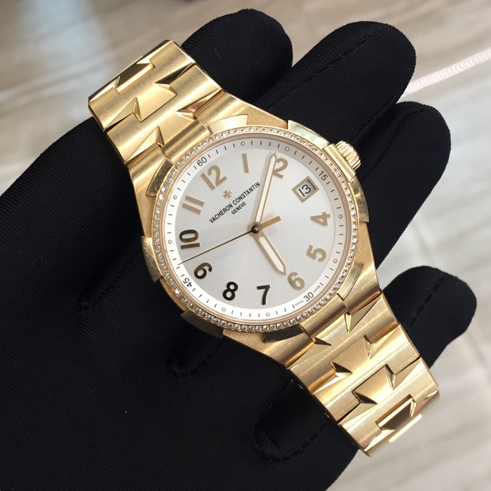 Vacheron Constantin 江诗丹顿 Overseas 纵横四海系列 47560/D10R-9672。36毫米表径，18K玫瑰金表壳，银白色表盘，蓝宝石水晶镜面，三点位置视窗式日期显示。自动上弦机械机芯。动力储备40小时。 单表无附件。