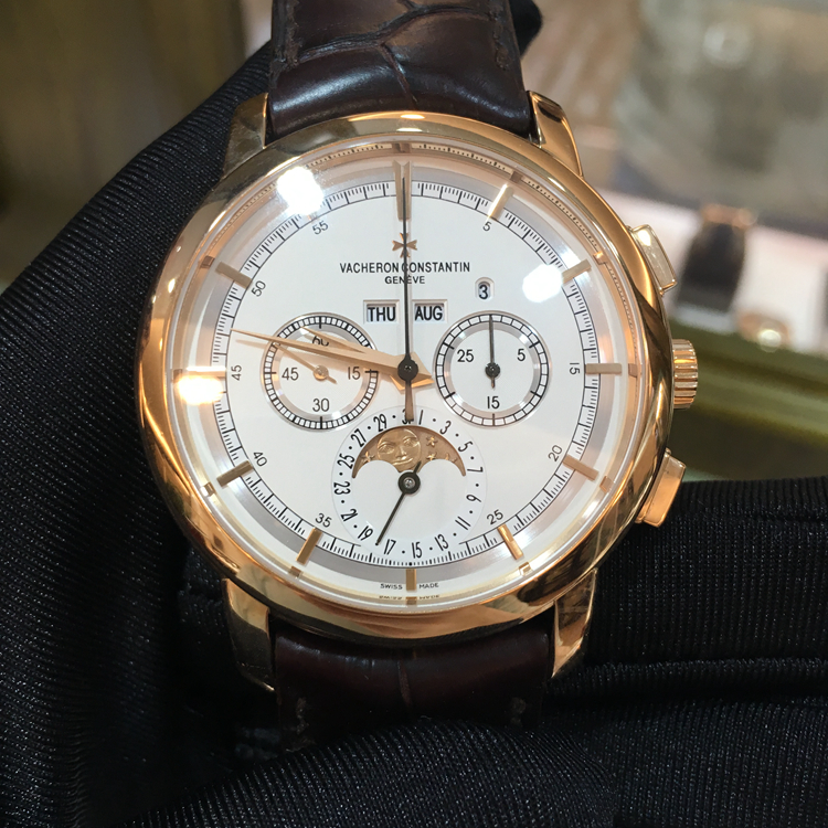 Vacheron Constantin 江诗丹顿 TRADTIONNELLE 传袭系列，47292/000R-9392。43毫米表径，18K玫瑰金表壳，白色面盘，月相显示、指针式日期显示、星期显示、月份显示，计时功能，Cal.1141QP手动上弦机械机芯，专柜定价：895000元。 全套附件齐全。