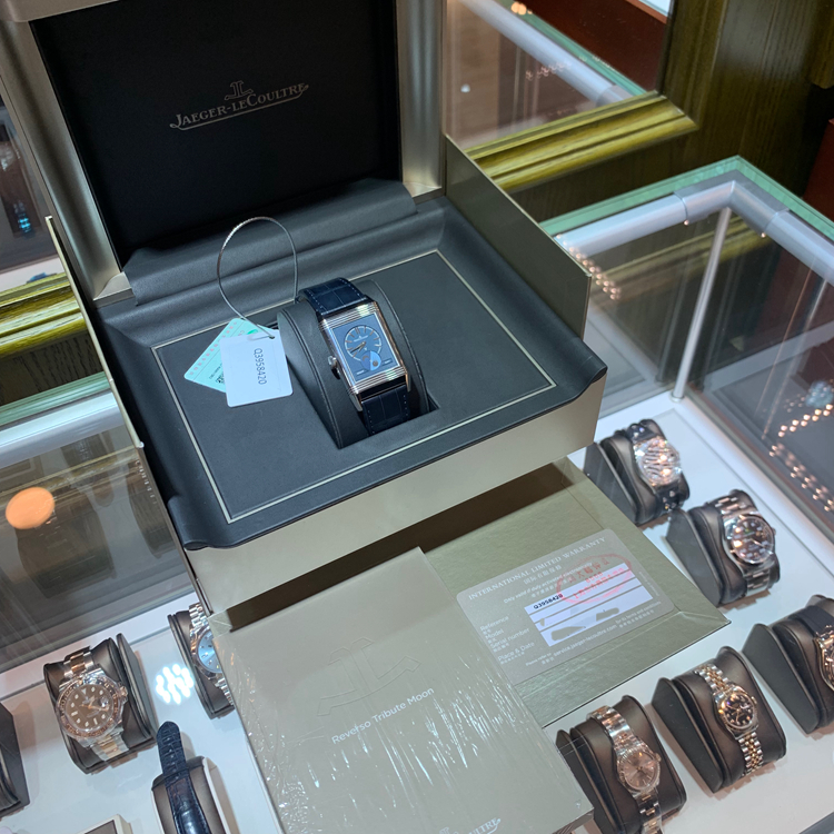 Jaeger-LeCoultre 积家 Reservo 翻转腕表系列，3958420。49.4 X 29.9 毫米表径，精钢方形表壳，银白/蓝色面盘，正面：太妃形指针，镀银粒纹面盘, 镶贴时标。背面：蓝色， 巴黎钉头饰纹扭索饰纹面盘, 镶贴时标，月相显示、双时区、日期显示功能，853A手动上弦机械机芯，动力储备42小时，专柜定价：98500元。 全套附件齐全。