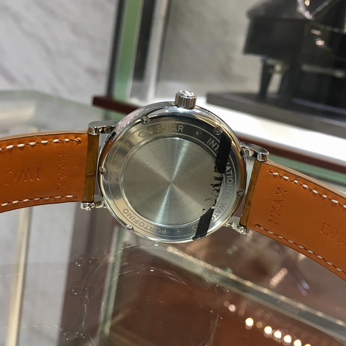 IWC 万国 柏涛菲诺系列，IW458101。37毫米表径，精钢表壳，银白色面盘，镶嵌12颗钻石，35111自动上弦机械机芯，动力储备42小时。专柜定价：42000元。 未使用品全套附件齐全。