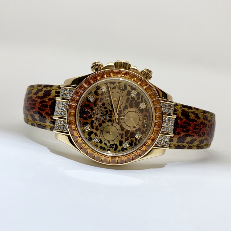 Rolex 劳力士 宇宙计型迪通拿系列，116598 SACO豹纹。40毫米表径，18K黄金，表圈镶有干邑长方形黄色蓝宝石，豹纹面盘，8颗钻石时标，计时功能，自动上弦机械机芯。专柜定价：548500元。 单表无附件。