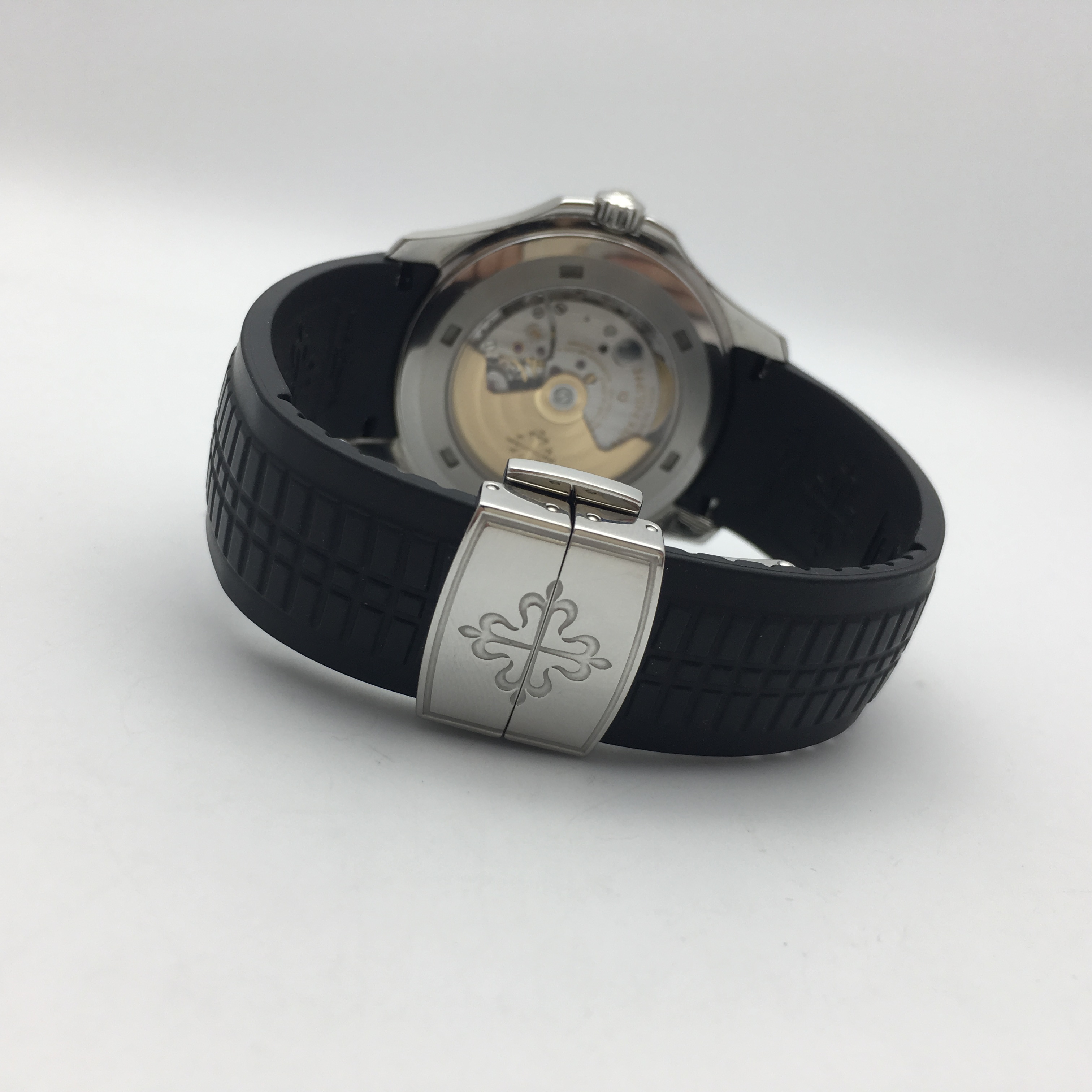 PATEK PHILIPPE 百达翡丽 Aquanaut系列，5167A-001。40毫米表径，精钢表壳，黑色浮雕表盘，覆荧光涂层金质立体字块，中心大秒针，3点位置日期显示，Cal.324 S C自动上弦机械机芯，动力储备45小时。专柜定价：138700元。 单表无附件。