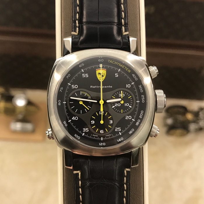 Panerai 沛纳海 法拉利纪念款，Fer00010。45毫米表径，精钢表壳，12点位置法拉利立马标志，计时双追针功能，自动上弦机械机芯。全球限量500只。 全套附件齐全。