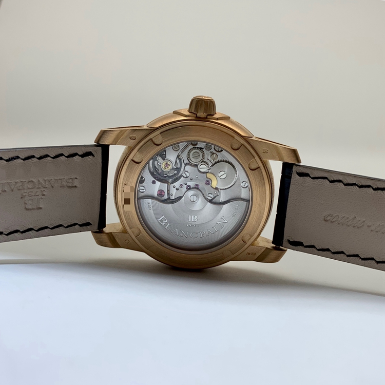 Blancpain 宝珀 开创系列，8850-36B30-53B。43.5毫米表径，18K玫瑰金表壳，黑色面盘，大日历显示功能，Cal.6938自动上弦机械机芯，动力储备192小时。专柜定价：285500元。 单表无附件。