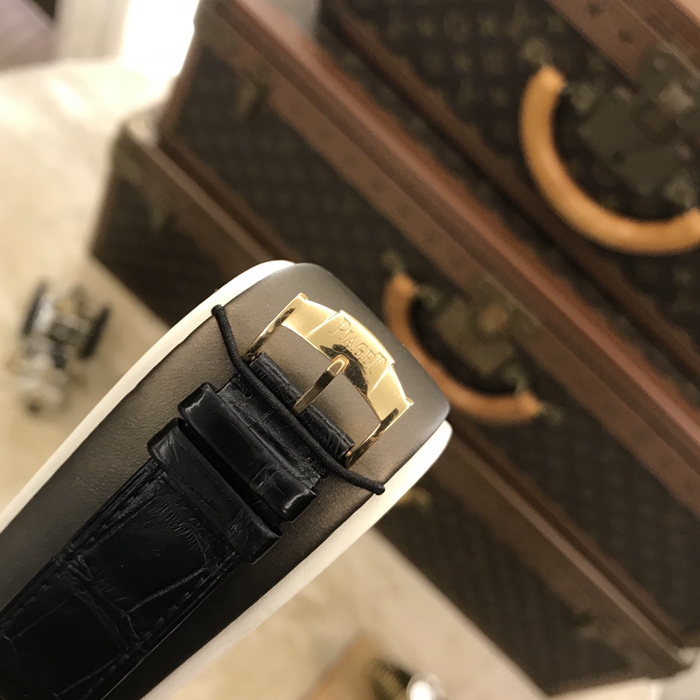 PIAGET 伯爵 ALTIPLANO系列，G0A29120。38毫米表径，18K黄金表壳，白色面盘，手动上弦机械机芯，动力储备43小时。专柜定价：113000元。 单表无附件。