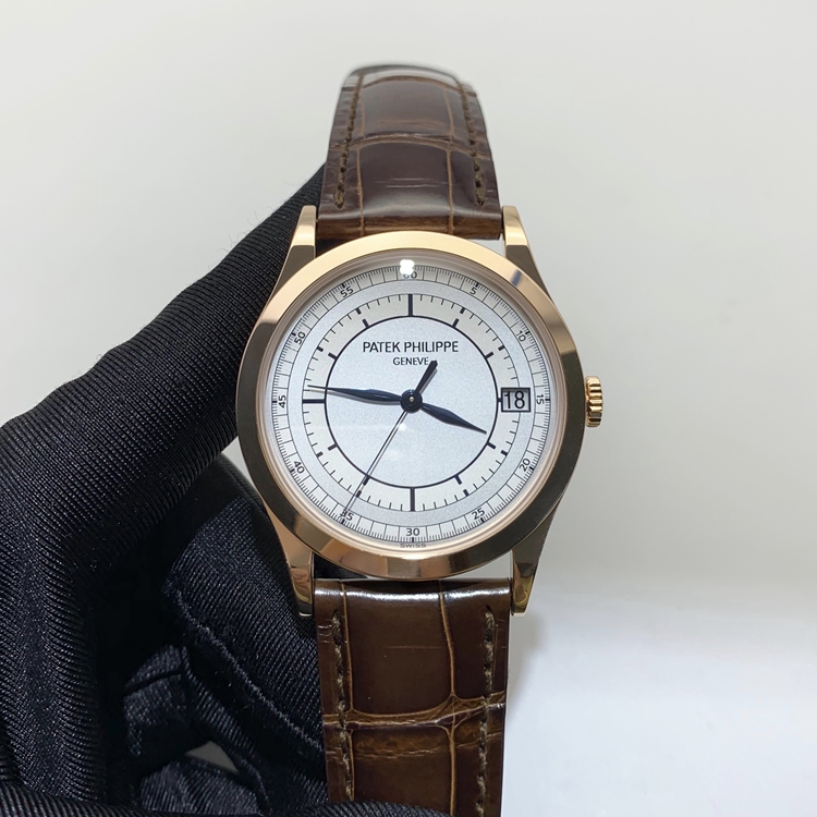 PATEK PHILIPPE 百达翡丽 Calatrava 古典表系列，5296R-001。轨道面。18K玫瑰金表壳，38毫米表径，中心大秒针，银灰双色表盘，蓝色转印时标。蓝宝石水晶透盖。自动上弦机械机芯，动力储备35-45小时。专柜定价：197600元。 单表无附件。