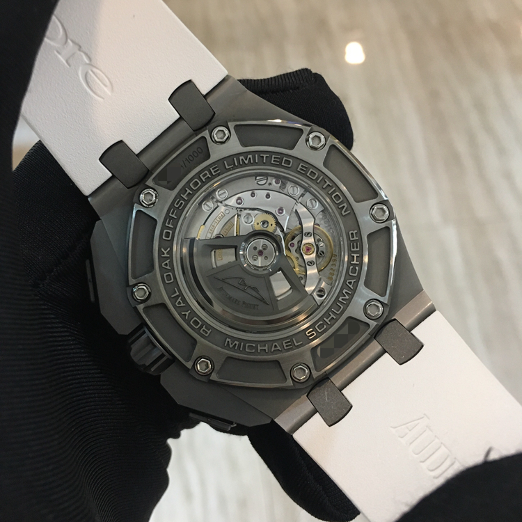 Audermars Piguet 爱彼 皇家橡树离岸型系列，26568IM.OO.A004CA.01。44毫米表径，钛金属 陶瓷合金表圈，深灰色表盘镌刻“Méga Tapisserie”超大格纹装饰，搭配黑色计时器、白金荧光立体时标和皇家橡树指针以及含测速仪刻度的深灰色内表圈。3点位置日期显示，计时功能，自产3126/3840自动上弦机械机芯，专柜定价：341000元。 单表无附件。