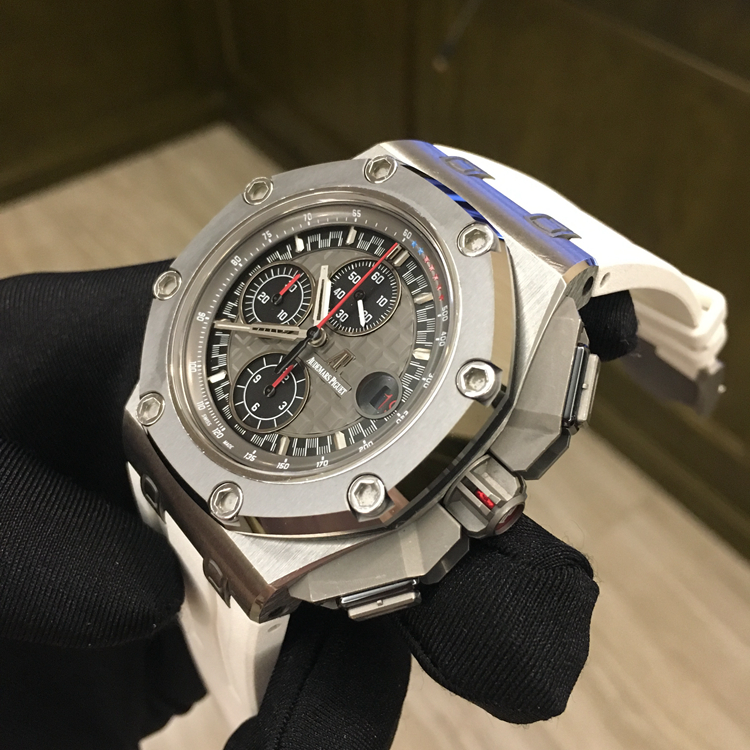 Audermars Piguet 爱彼 皇家橡树离岸型系列，26568IM.OO.A004CA.01。44毫米表径，钛金属 陶瓷合金表圈，深灰色表盘镌刻“Méga Tapisserie”超大格纹装饰，搭配黑色计时器、白金荧光立体时标和皇家橡树指针以及含测速仪刻度的深灰色内表圈。3点位置日期显示，计时功能，自产3126/3840自动上弦机械机芯，专柜定价：341000元。 单表无附件。