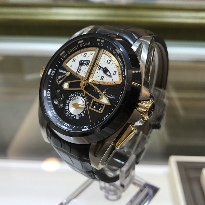 Ulysse Nardin 雅典 鎏金系列，675-00。44毫米表径，钛金属表壳，陶瓷表圈，大日历显示，双时区，闹钟功能。自动上弦机械机芯，动力储备42小时。专柜定价：388000港币。 未使用品全套附件齐全。