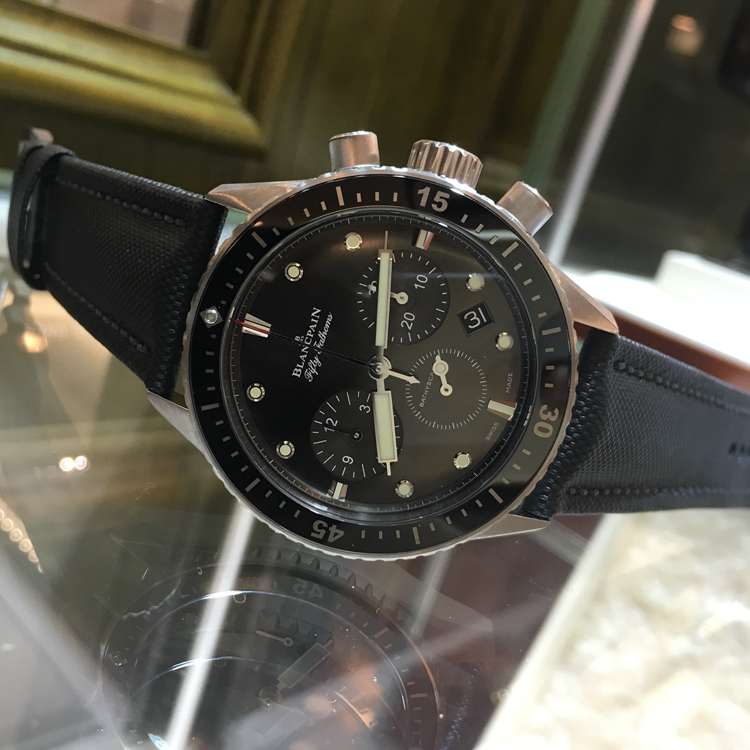 Blancpain 宝珀 五十噚系列，5200-1110-B52A。43毫米表径，精钢表壳，深灰色面盘，日期显示功能，计时功能，F385自动上弦机械机芯，动力储备43小时，专柜定价：112500元。 全套附件齐全。