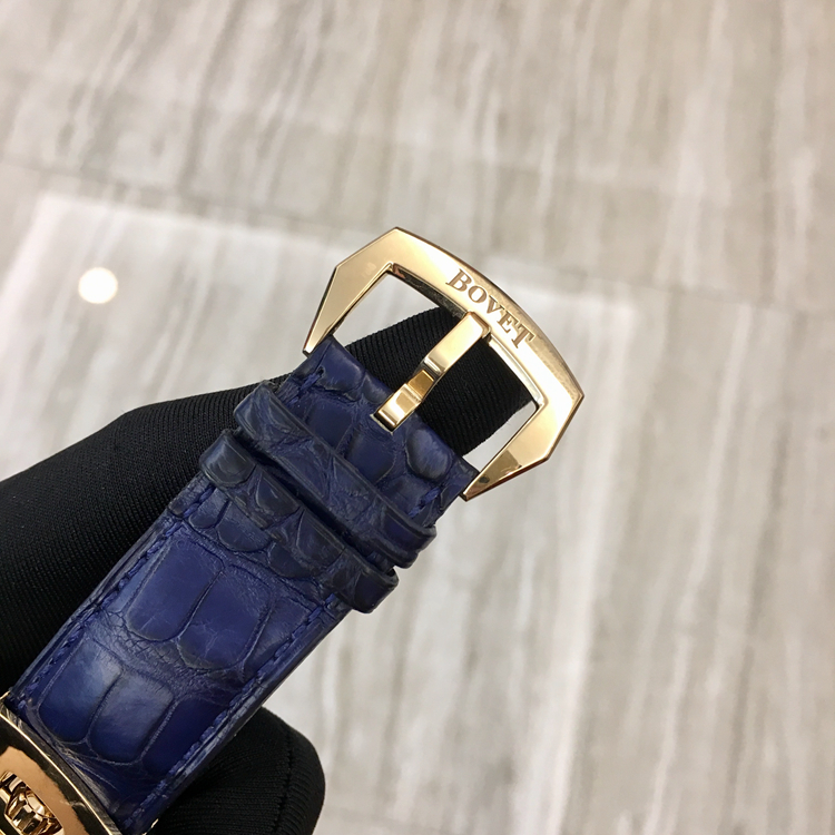 播威 Bovet，一个早在清代就进入中国的高端瑞士钟表品牌，深的皇室及贵族的宠爱，与中国有着不解之缘。18K玫瑰金自动机械机芯，45毫米表径，蓝面计时功能，日历显示，标志性“蛇形计时针”。 单表无附件。