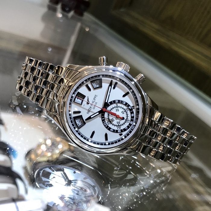 PATEK PHILIPPE 百达翡丽 复杂功能时计系列，5960/1A-001。40.5毫米表径，精钢表壳，银白色表盘，黑色金质立体时标，6点位置设有60分钟和12小时计时器，视窗式星期、日期和月份显示。蓝宝石水晶透盖，CH 28-520 IRM QA 24H自动上弦机械机芯，动力储备55小时。专柜定价：384300元。 全套附件齐全。