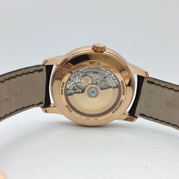 Vacheron Constantin 江诗丹顿 传承系列，86020/000R-9239。42.5毫米表径，18K玫瑰金表壳，银白色面盘，指针式日期、星期显示，Cal.2460R31 R7自动上弦机械机芯，动力储备40小时。专柜定价：339000元。 单表附保卡。