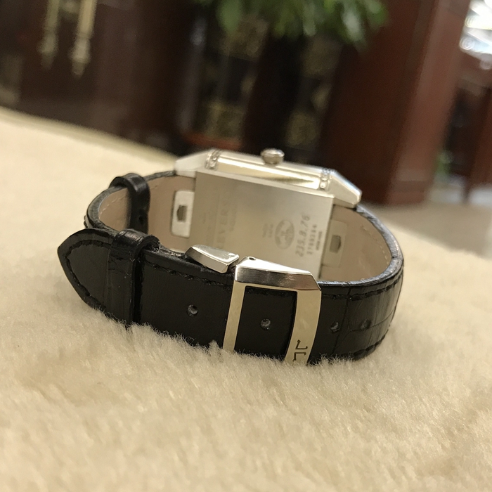 Jaeger-LeCoultre 积家 Reservo 翻转腕表系列，Q7058420。42x28.8毫米表径，精钢表壳镶嵌36颗钻石，约0.58克拉，银色正面表盘，扭索形及阳光形饰纹，6点位置日期显示，黑色背面表盘，配备外露摆陀。自动上弦机械机芯，动力储备42小时。 单表无附件。