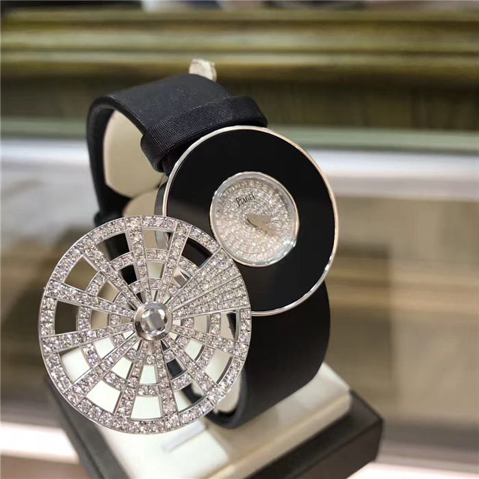 PIAGET 伯爵 LIMELIGHT高级珠宝系列腕表，G0A33186。30毫米表径，钻石满天星盘面， 精准石英机芯， 旋转式钻石白金镂空表盖， 配套珠宝系列项链。