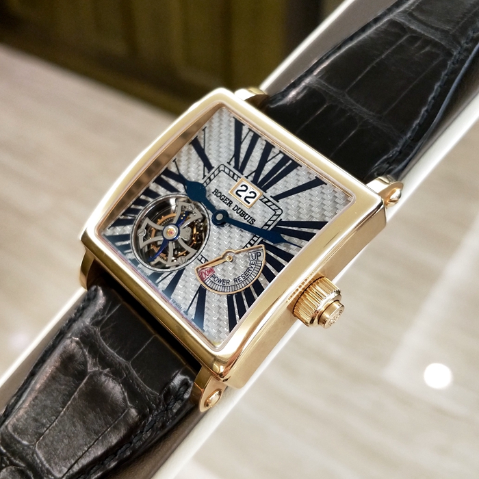 RogerDubuis 罗杰杜彼，G40 03 5 TX3.7A。40x40毫米表径，18K玫瑰金表壳，极其罕见灰色碳纤维表盘，表盘“4”时位指针式动力储存显示，“7”时位置陀飞轮装置，“12”时位视窗式日期显示，表冠同轴按钮快速校正日期。RD03手动机械机芯，动力储备60小时。全球限量28枚。 单表无附件。