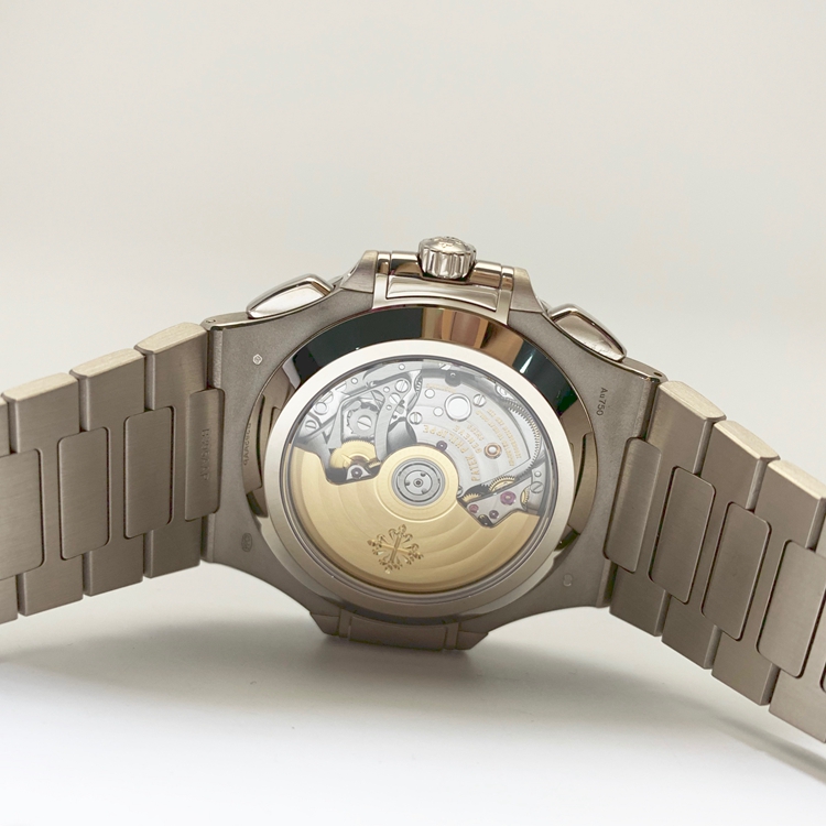 PATEK PHILIPPE 百达翡丽 NAUTILUS 运动系列，5976/1G。44毫米表径，18K白金表壳，蓝色PVD处理的18K金面盘，横向凸纹图案装饰及