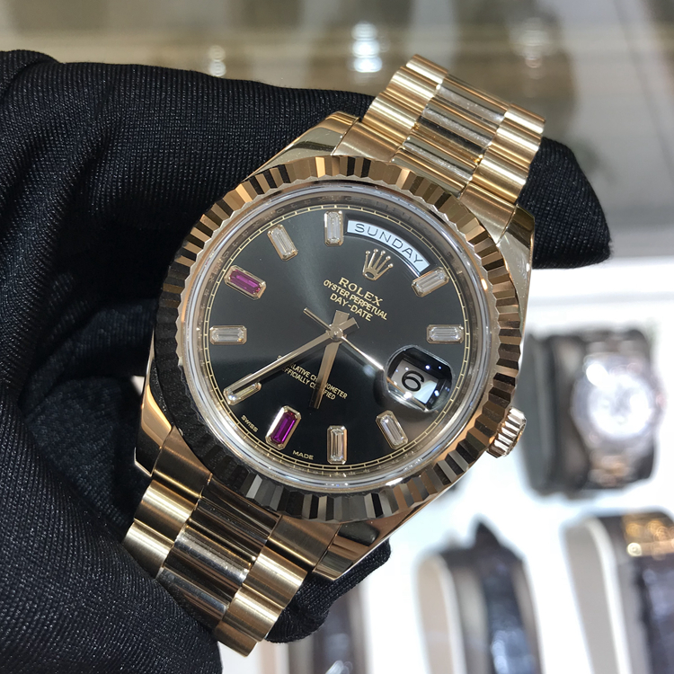 Rolex 劳力士 星期日历型系列，218235-83215 B2RU。41毫米表径，18K玫瑰金表壳，黑色面盘，10颗镶钻时标，2颗红宝石时标，3点位置日期显示，12点位置为星期显示，专柜定价：346100元。 全套附件齐全。