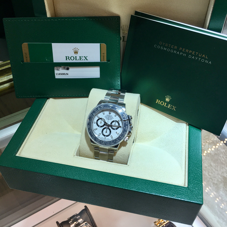 Rolex 劳力士 宇宙计型迪通拿系列，116500LN-78590。40毫米表径，精钢表壳，白色面盘，中央时、分及秒针；小秒针设于6点位置；通过中央指针使定时器精准至1/8秒，30分钟和12小时计时盘分别设于3点和9点位置；秒针暂停功能以准确调校时间，黑色Cerachrom陶质实心外圈连计速刻度，自产4130自动上弦机械机芯，动力储备72小时，专柜定价：95000元。 未使用品全套附件齐全。