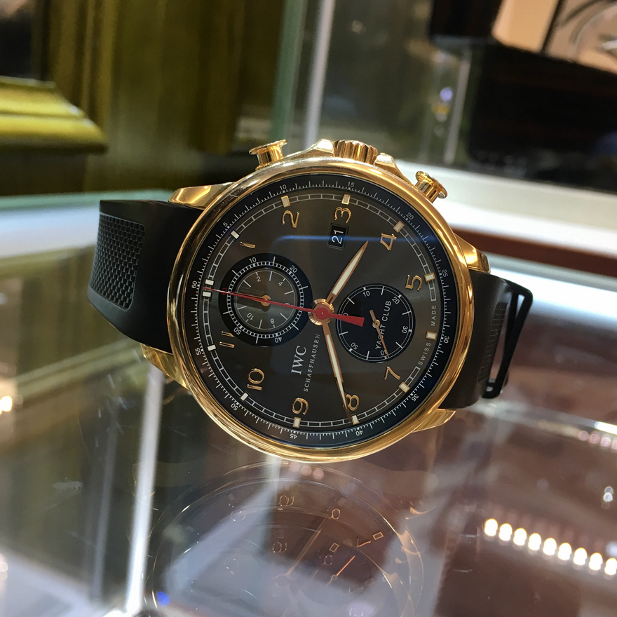 IWC 万国 葡萄牙系列，IW390202。45.4毫米表径，18K玫瑰金表壳，黑色面盘，3点位置日期显示，Cal.89361自动上弦机械机芯，动力储备68小时。专柜定价：197000元。 单表无附件。
