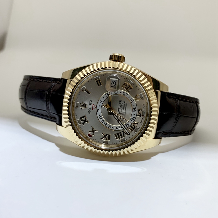ROLEX 劳力士 SKY-DWELLER系列，326138。42毫米表径，18K黄金表壳，劳力士Ring Command三角坑纹双向旋转外圈，银色面盘，罗马数字时标，3点位置为防反光凸透式放大（2.5倍）日历窗，双时区功能，Cal.9001自动上弦机械机芯，动力储备72小时。专柜定价：297400元。 单表无附件。