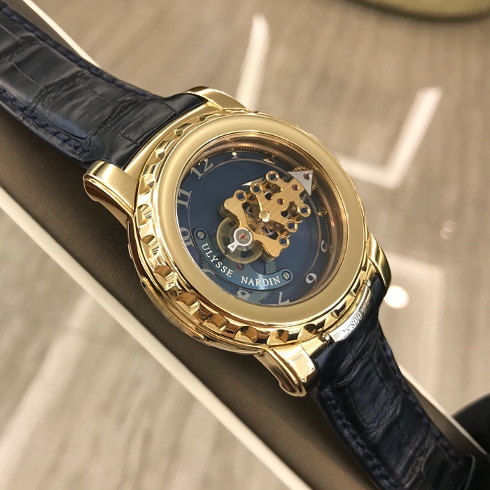 Ulysse Nardin 雅典 奇想系列 026-88。44.5毫米表径。18K黄金表壳，深蓝色表盘。蓝宝石水晶玻璃表镜。手动上弦机械机芯。 单表无附件。
