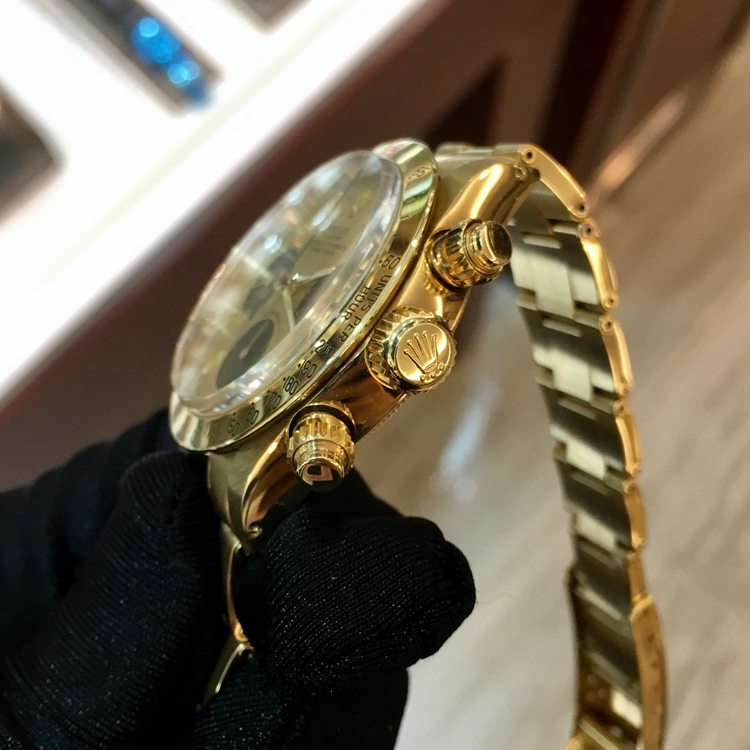 Rolex 劳力士 宇宙计型迪通拿系列，6265。37毫米表径，18K黄金表壳，黄色面盘，表盘配蜗形小秒针盘，中央时、分及秒针；计时功能，自动上弦机械机芯。 单表无附件。