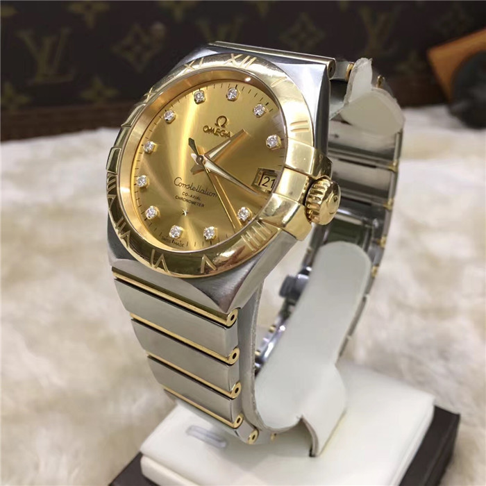 Omega 欧米茄 星座系列，123.20.38.21.58.001。39毫米表径，18K黄金/精钢表壳，香槟色表盘刻钻，3点位置日期显示，自动上弦机械机芯。动力储备60小时。参考公价：74500元。 单表附保卡。