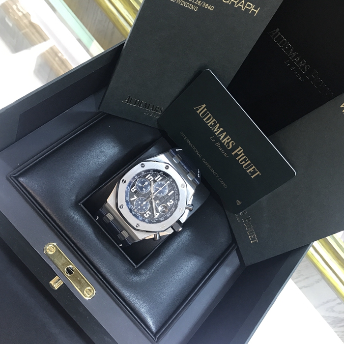 Audermars Piguet 爱彼 皇家橡树离岸型系列，26470ST.OO.A028CR.01。42毫米表径，精钢表壳，黑色陶瓷按钮和旋入式表冠。黑色表盘镌刻“Méga Tapisserie”超大格纹装饰，搭配蓝色副表盘，荧光白色阿拉伯数字时标，蓝色内表圈。搭载Calibre 3126/3840自动上弦机械机芯，动力储备50小时。 未使用品全套附件齐全。