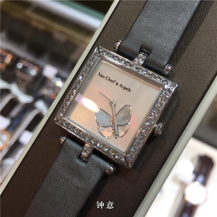 Van Cleef & Arpels 梵克雅宝，HH22907。25*25毫米表径，18K白金原镶钻圈，贝母面盘蝴蝶图案，石英机芯，白金满钻针扣，绢丝表带。 单表无附件。