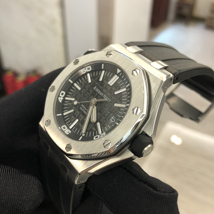 Audermars Piguet 爱彼 皇家橡树离岸型系列，15703ST.OO.A002CA.01。42毫米表径，精钢表壳，黑色表盘镌刻“Méga Tapisserie”超大格纹装饰，搭配白金荧光立体时标和皇家橡树指针、黑色旋转内表圈搭配潜水刻度和60至15分钟区域。Cal.3120自动上弦机械机芯，动力储备42小时。专柜定价：142000元。 单表无附件。