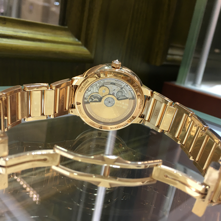 Vacheron Constantin 江诗丹顿 传承系列，85515/CA1R-9840。36毫米表径，18K玫瑰金表壳，镶嵌117颗钻石，重约0.97克拉，银白色面盘，6点位置日期显示，2450 Q6/2自动上弦机械机芯，动力储备40小时。专柜定价：444000元。 单表无附件。