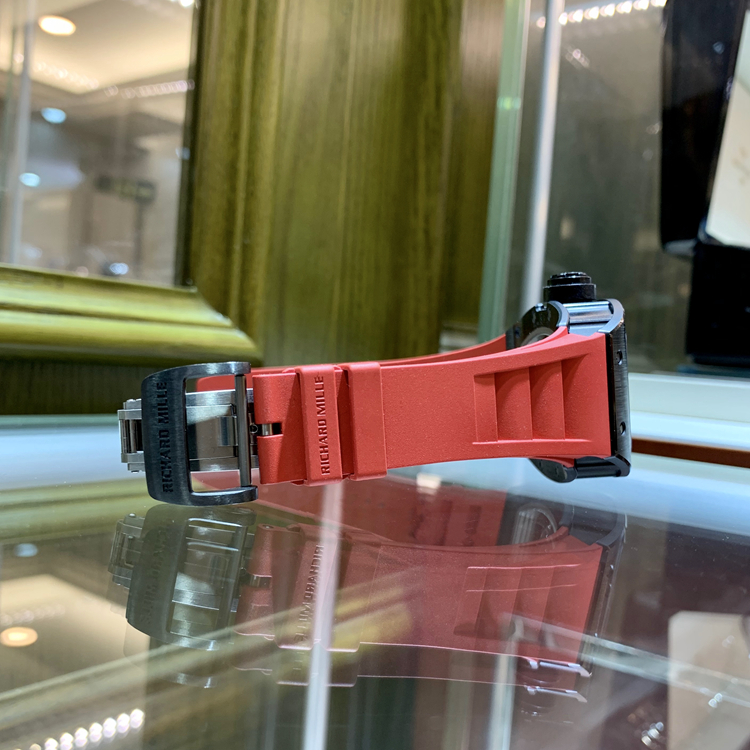 RICHARD MILLE 理查德米勒 ，RM 52-01。42.7×50毫米表径，陶瓷表壳，镂空酒桶型面盘，陀飞轮装置，RM052手动上弦机械机芯，动力储备48小时。 全套附件齐全。