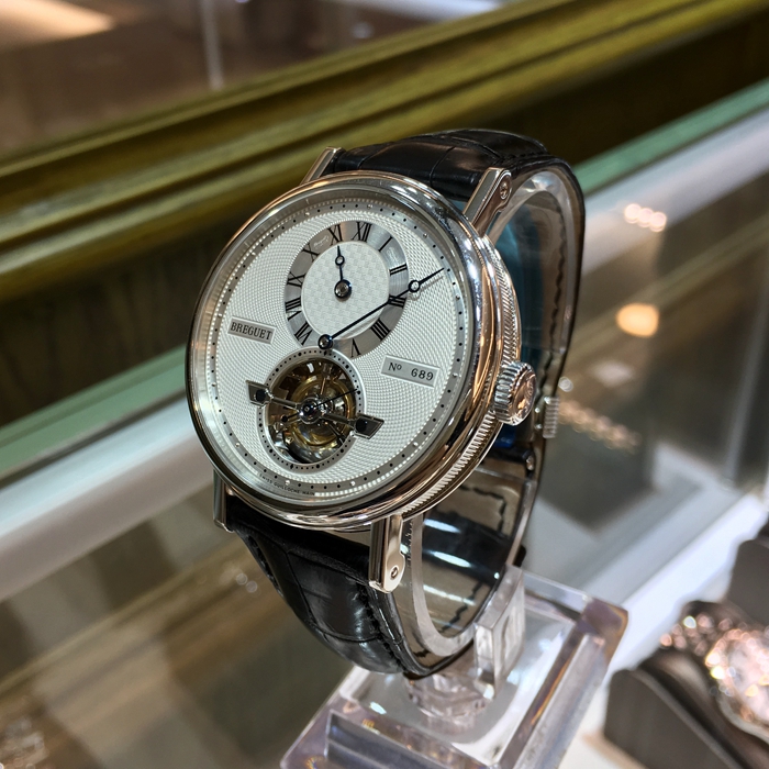 Breguet 宝玑 经典复杂系列，5307PT/12/9V6。39毫米表径，PT950铂金表壳，白色面盘，6点位置陀飞轮装置，12点位置罗马数字时标，自动上弦机械机芯。 单表无附件。