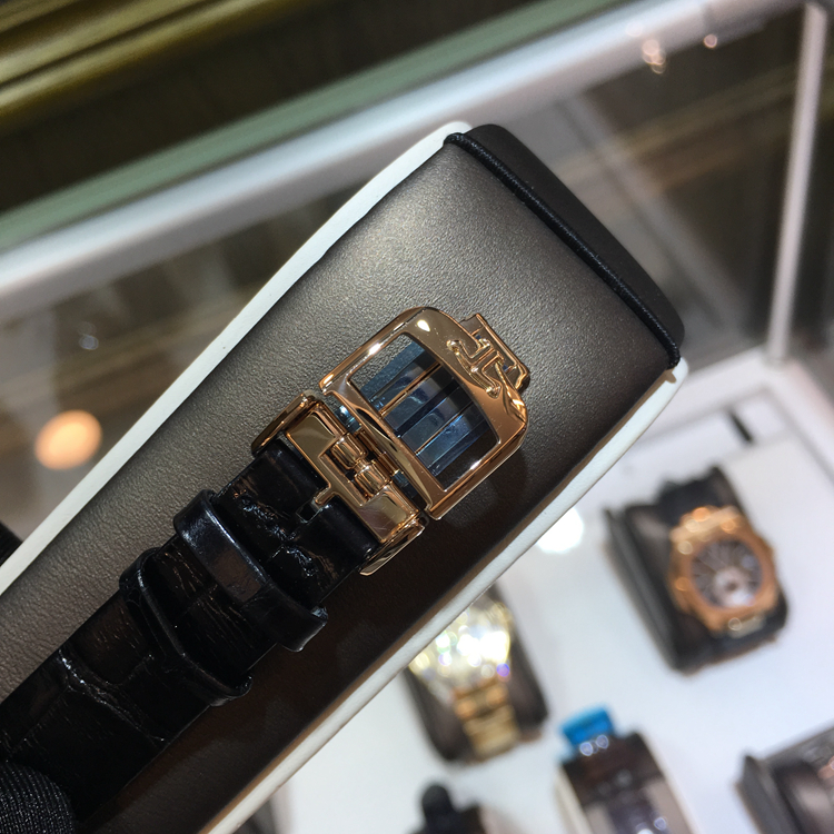 Jaeger-LeCoultre 积家 约会系列，3442420。34毫米表径，18K玫瑰金镶钻表壳，共镶嵌60颗钻石，银色扭索饰纹面盘，黑色移印数字，花形指针，表盘中心设有一个指示器，在晚间呈现月亮和星辰，在日间则呈现太阳图案。这款腕表按照天体运行的规律不断变换，仿佛上演一场极富诗意芭蕾舞。898A/1自动上弦机械机芯，动力储备38小时。专柜定价：164000元。 未使用品全套附件齐全。