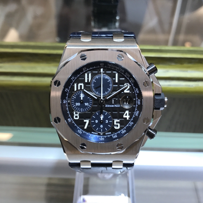 Audermars Piguet 爱彼 皇家橡树离岸型系列，26470ST.OO.A028CR.01。42毫米表径，精钢表壳，黑色陶瓷按钮和旋入式表冠。黑色表盘镌刻“Méga Tapisserie”超大格纹装饰，搭配蓝色副表盘，荧光白色阿拉伯数字时标，蓝色内表圈。搭载Calibre 3126/3840自动上弦机械机芯，动力储备50小时。 未使用品全套附件齐全。