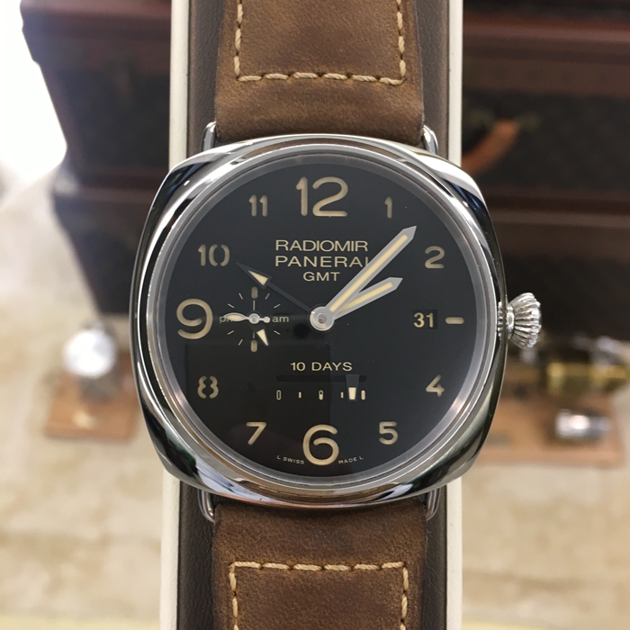 Panerai 沛纳海 沈阳故宫 00476。47毫米表径，精钢表壳，黑色面盘，三点位置日期显示，6点位置动力储备显示，背面沈阳故宫图案，自动上弦机械机芯。 单表无附件。