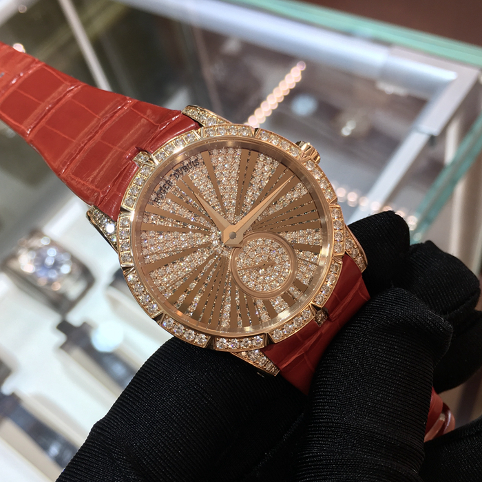 Roger Dubuis 罗杰杜彼 Excalibur 王者系列，RDDBEX0357。36毫米表径，18K玫瑰金原钻表壳，铺镶钻石表盘，罗马数字时标，自产RD821自动上弦机械机芯，镌刻日内瓦印记，动力储备48小时。专柜定价：568000元。 单表无附件。