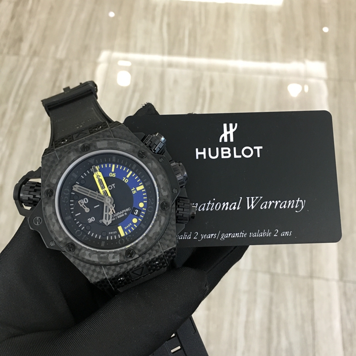 Hublot 宇舶 王者至尊系列，732.QX.1140.RX。48毫米表径，碳纤维表壳，黑色面盘，5点位置日期显示，9点位置小秒针，计时功能自动上弦机械机芯。专柜定价200300元。 未使用品全套附件齐全。