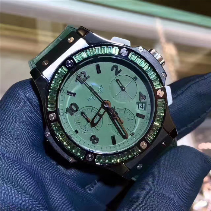 Hublot 宇舶 大爆炸系列，341.CV.5290.LR.1917，陶瓷外圈镶钻绿色盘面，橡胶表带，41毫米表径自动机械