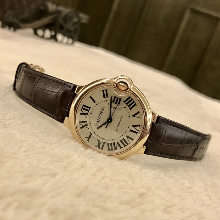 Cartier 卡地亚 Ballon Bleu 蓝气球系列，W6900456。36.6毫米表径，18K玫瑰金表壳，银白色面盘，罗马数字时标，自动上弦机械机芯。专柜定价：105000元。 单表无附件。