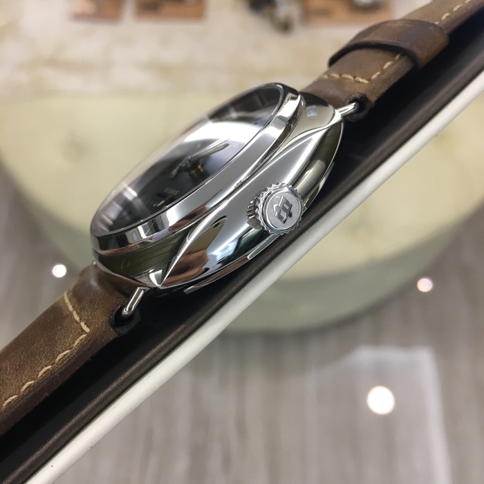 Panerai 沛纳海 沈阳故宫 00476。47毫米表径，精钢表壳，黑色面盘，三点位置日期显示，6点位置动力储备显示，背面沈阳故宫图案，自动上弦机械机芯。 单表无附件。
