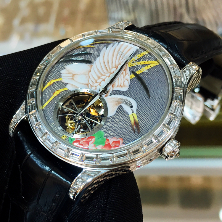 Jaeger-LeCoultre 积家 master 大师系列，珐琅瓷面白鹤亮翅大T钻陀飞轮，42毫米表径，T方钻圈钻耳，雕花表壳。全球限量3枚第1枚，公价200多万。 未使用品单表无附件。