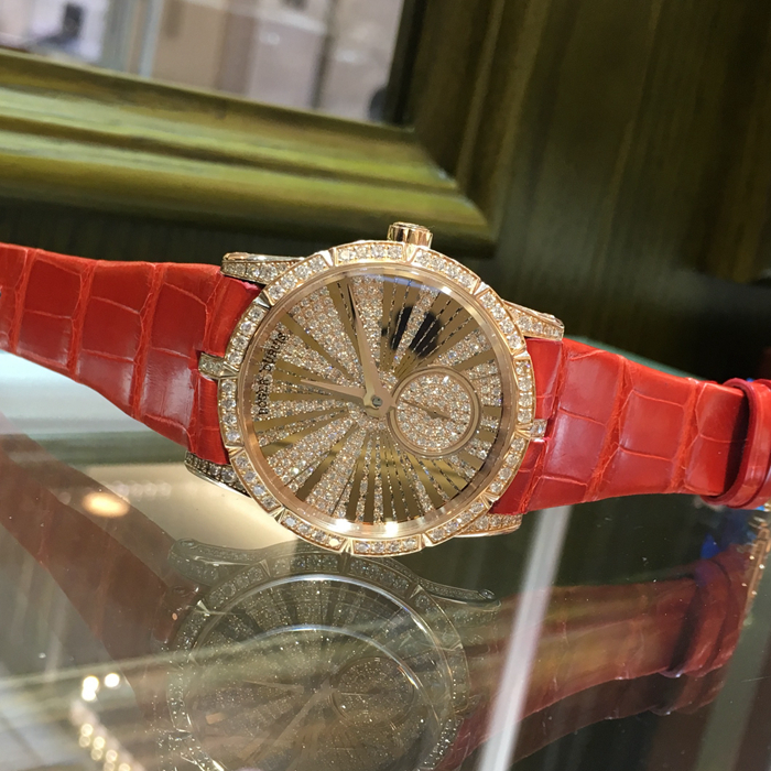 Roger Dubuis 罗杰杜彼 Excalibur 王者系列，RDDBEX0357。36毫米表径，18K玫瑰金原钻表壳，铺镶钻石表盘，罗马数字时标，自产RD821自动上弦机械机芯，镌刻日内瓦印记，动力储备48小时。专柜定价：568000元。 单表无附件。
