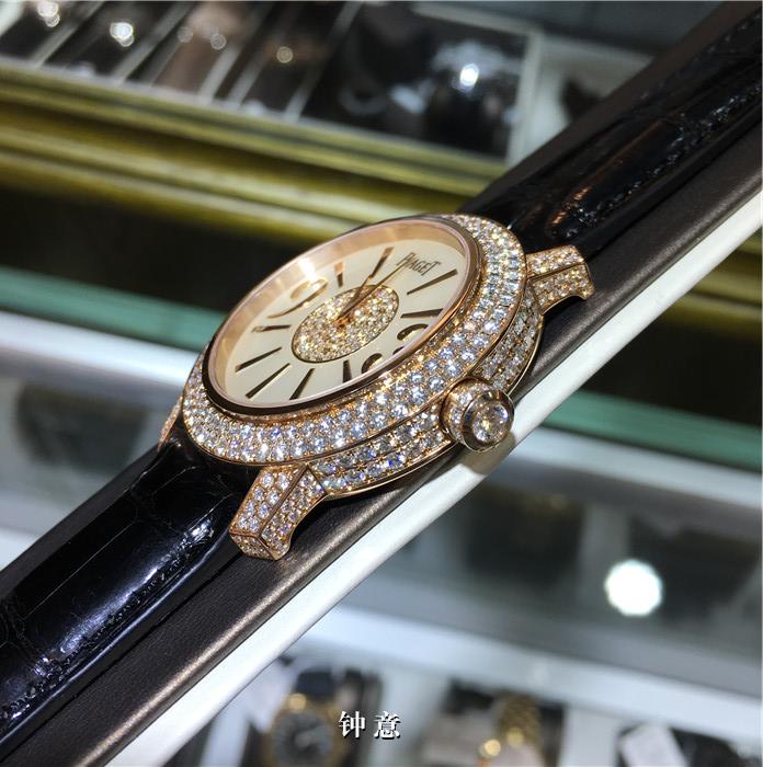 PIAGET 伯爵 LIMELIGHT系列，G0A33026。40毫米表径，18K玫瑰金镶钻表圈，珍珠母贝面盘，中央镶衬美钻（约重0.5克拉），18K玫瑰金时标刻度，自动上弦机械机芯，动力储备40小时。专柜定价：728400元。 全套附件齐全。