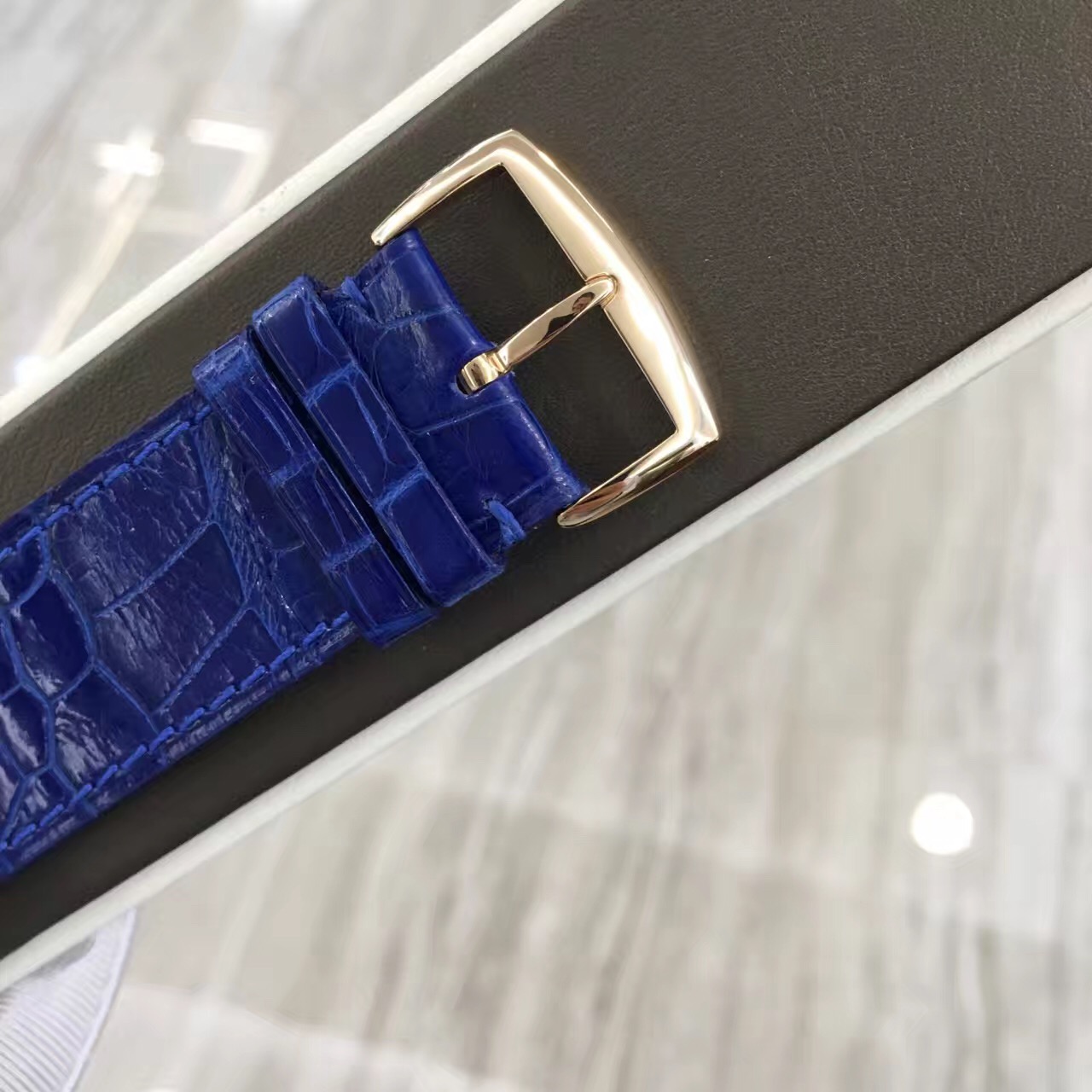 FRANCK MULLER 法兰克穆勒 Long Island 长岛系列，1200 CH COL DRM。32*54.6毫米表径，18k玫瑰金表壳，蓝色面盘，彩字乱跳时间。自动上弦机械机芯。 未使用品全套附件齐全。